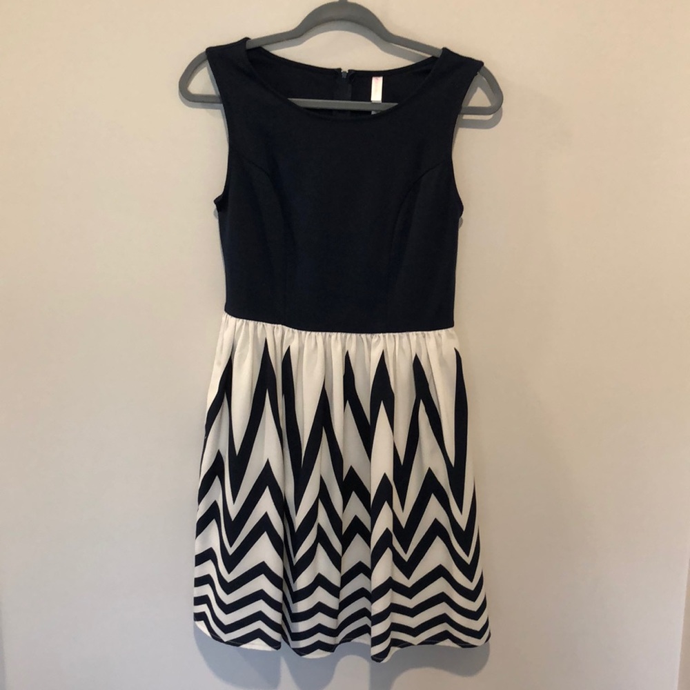 EUC Navy/white Xhilaration dress. Size medium.